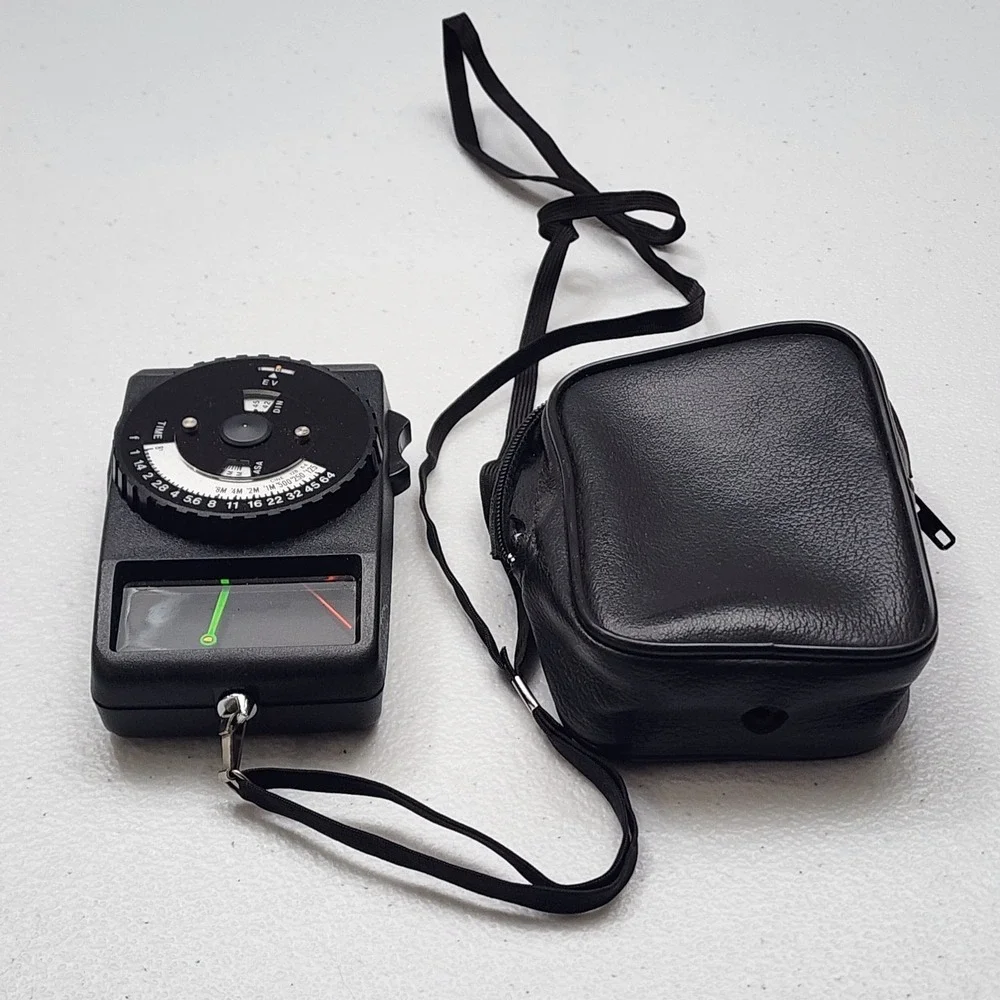 Vivatar 45 Exposure Light Meter/ Case Untested Parts Only